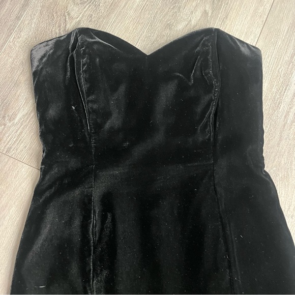 The Limited Black Strapless Velvet Mini Dress Sweetheart Neckline 2 Holiday NYE - Picture 2 of 11